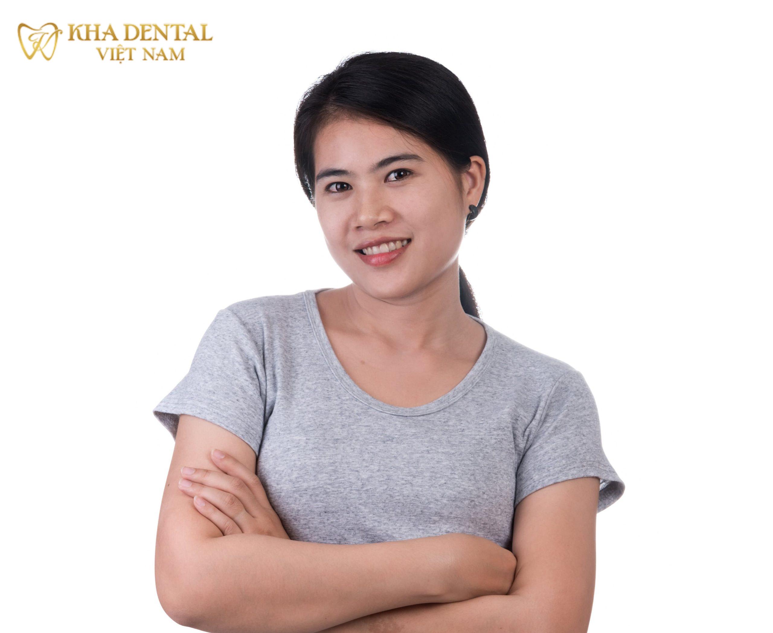 Tôi đã đi tới rất nhiều phòng khám nha khoa và đều được nói rằng, để điều trị hàm hô, muốn bé cười đẹp thì phải nhổ thêm 4 răng cối nhỏ. Chưa nói đến dưới góc độ y khoa thì việc nhổ răng này là tốt hay không tốt cho bé, nhưng là một người mẹ, yêu thương con, tôi chỉ muốn mang lại những điều tốt nhất cho con mình, khát khao tìm cho con một bác sĩ điều trị niềng răng bằng phương pháp tốt nhất nhưng vẫn phải bảo vệ răng thật vì tôi luôn đặt sức khoẻ của bé lên hàng đầu. Không đồng ý phương án nhổ răng của bé vì nghĩ rằng khi lớn lên việc bị mất răng sẽ làm răng bé nhà tôi yếu đi, bé lại còn quá nhỏ, tôi không từ bỏ, quyết tâm tìm ra một địa chỉ phòng khám uy tín, chuyên về niềng răng mà đáp ứng được những mong muốn của một người mẹ như tôi. Được người quen giới thiệu, tôi biết tới nha khoa Kha Dental có phương pháp niềng mới, có thể giảm hô mà không cần nhổ đi 4 răng cối nhỏ của bé, Bác sĩ Ngọc Kha đã tư vấn cặn kẽ về phác đồ điều trị giảm hô nhưng vẫn giữ nguyên vẹn số lượng răng của bé Trân nhà tôi. Phòng khám thì sạch sẽ, hiện đại, các cô điều dưỡng chăm sóc bé Trân rất chu đáo. Tôi yên tâm hẳn ra và đặt biệt rất đỗi vui mừng vì đã tìm được bác sĩ để gửi gắm con tôi. Bây giờ bé Trân rất thích cười, giảm hô hẳn, ăn uống ngon miệng và việc vệ sinh răng cũng tốt hơn rất nhiều so với trước đây.Cô Kim Hoà - Phụ Huynh bé Đỗ Việt Trân chia sẻ sau khi trải nghiệm dịch vụ Niềng Răng Trẻ Em tại Kha Dental.